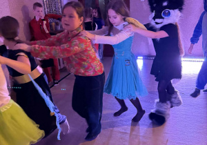 wspólna zabawa młodszej grupy kl. I - IV