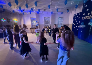 wspólna zabawa młodszej grupy kl. I - IV