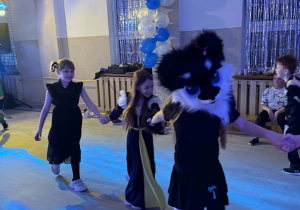 wspólna zabawa młodszej grupy kl. I - IV