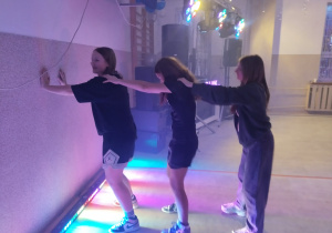 taniec dziewcząt z kl. VII