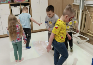 zabawa na podłodze multimedialnej