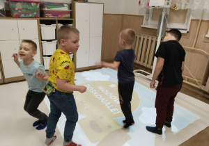 wesołe zabawy na podłodze multimedialnej