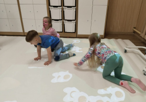 wesoła zabawa na podłodze multimedialnej