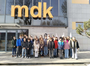 „Edukacyjna wyprawa w czasie – szkolny wyjazd na spektakl naukowy”