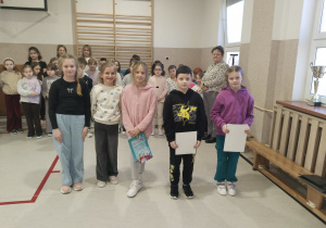 wyróżnieni uczniowie kl. II - III (od lewej) Alicja Michałowska, Zofia Kagankiewicz, Zuzanna Koperkiewicz, Marcel Woźniak, Jagoda Gierach