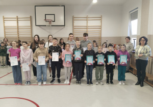 wyróżnieni uczniowie ze 100% frekwencją