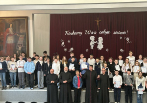 wspólne pamiątkowe zdjęcie uczestników Olimpiady Wiedzy Religijnej