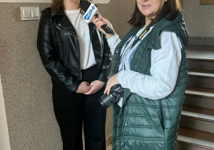 Zuzia udziela wywiadu dziennikarce Radia Victoria fm