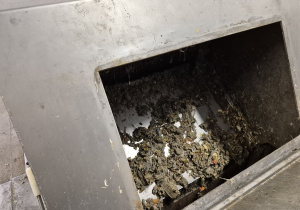 Widok zanieczyszczeń stałych jakie znajdują sie w ściekach