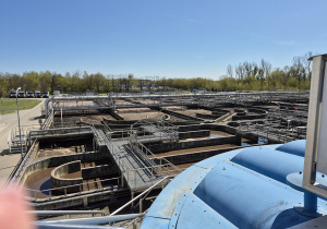 Widok przedstawiający obszar oczyszczania biologicznego na terenie zakładu