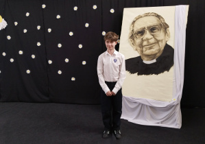 Antoni Zimnicki przy portrecie patrona konkursu - księdza Jana Twardowskiego