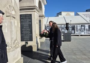 Przygotowanie delegacji klasy VII do złożenia wiązanki kwiatów