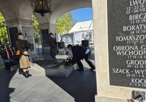 Uczeń klasy VII składa wiązankę w imieniu społeczności szkolnej na Grobie Nieznanego Żołnierza
