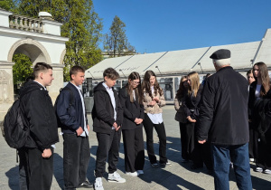 Uczniowie klasy VII wraz z pedagogiem szkolnym przy Grobie Nieznanego Żołnierza