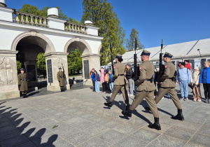 Uroczysta zmiana warty przy Grobie Nieznanego Żołnierza