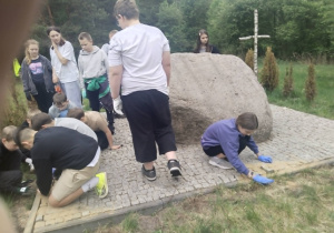 porządkowanie terenu wokół pomnika