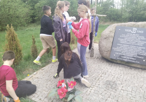 porządkowanie terenu wokół pomnika