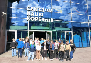 Uczniowie przed budynkiem Centrum Nauki Kopernika