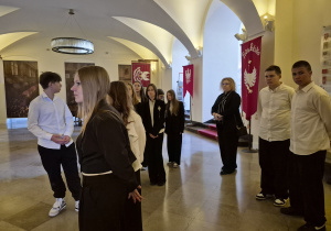 Uczniowie podczas zwiedzania Pałacu Prezydenckiego