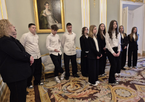 Uczniowie klasy VII podczas zwiedzania Pałacu Prezydenckiego