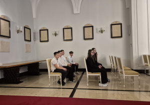 Uczniowie w kaplicy Pałacu Prezydenckiego