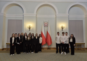 Pamiątkowe zdjęcie w sali kolumnowej Pałacu Prezydenckiego
