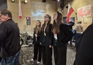 Uczennice podczas zwiedzania wystawy w Muzeum Powstania Warszawskiego
