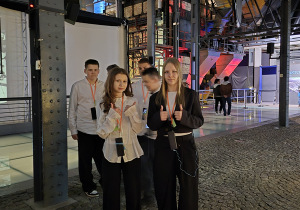 Uczniowie klasy VII podczas zwiedzania Muzeum Powstania Warszawskiego