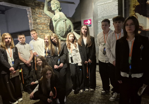 Pamiątkowe zdjęcie w Muzeum Powstania Warszawskiego
