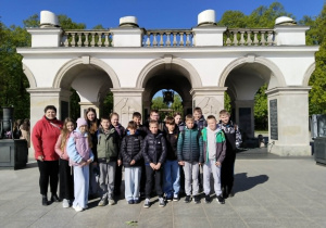uczniowie kl. V przy Grobie Nieznanego Żołnierza