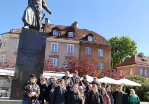 kl. V i VI przy Pomniku Jana Kilińskiego