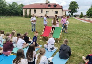 wręczenie nagród książkowych dla najlepiej czytających uczniów klas I - III