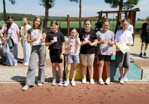 wręczenie kart rowerowych uczennicom klasy IV