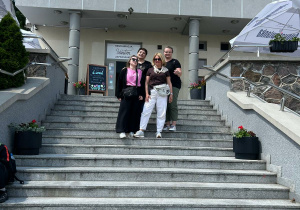 przed słynną z piosenek Reastauracją "Albatros" w Augustowie