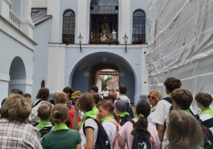 przed wejściem do Kaplicy Matki Boskiej Ostrobramskiej w Wilnie