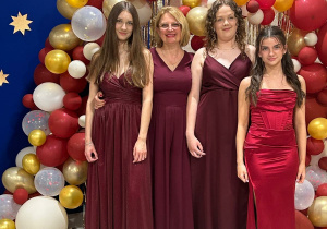(od lewej) Amelia Chmielewska, pani Agnieszka Polus, Zuzanna Barwińska, Nikola Stańdo