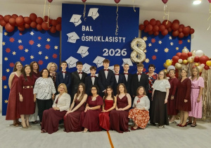 uczniowie klasy VIII z nauczycielami