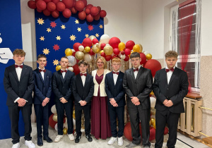 (od lewej) Marcel Badowski, Wojciech Misiak, Tomasz Maciąg, Antoni Zimnicki, pani Agieszka Polus, Bartłomiej Darmos, Szymon Pasieczny, Jakub Arkuszyński