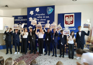 klasa VIII z upominkami od klasy VII