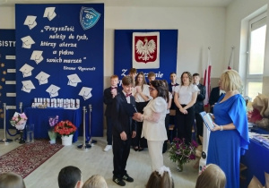wręczenie nagród uczniom klasy VIII