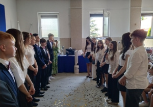 pożegnanie klasy VIII przez uczniów klasy VII