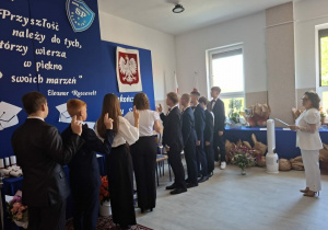 ślubowanie uczniów klasy VIII