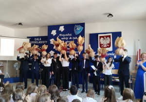 klasa VIII ze szkolnymi pamiątkami