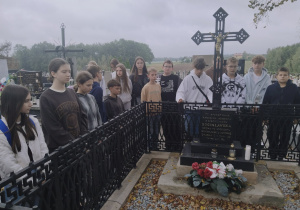 zapalenie znicza na grobie pani Karoliny Bogusławskiej, żony Wojciecha Bogusławskiego - twórcy Sceny Narodowej