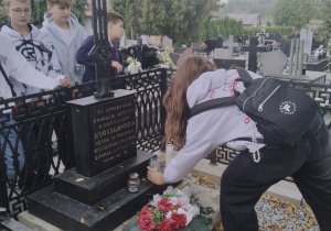 zapalenie znicza na grobie pani Karoliny Bogusławskiej, żony Wojciecha Bogusławskiego - twórcy Sceny Narodowej