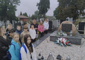 przy mogile powstańczej na Cmentarzu Parafialnym w Lubochni