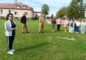 próbny alarm ewakuacyjny, uczestnicy w miejscu zbiórki