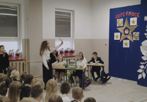 Spektakl "W poszukiwaniu supermocy nauczycieli"