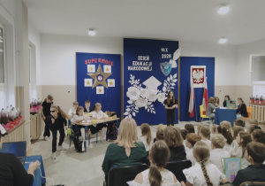 Spektakl "W poszukiwaniu supermocy nauczycieli"