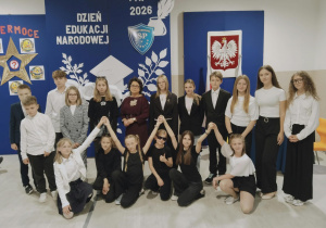 aktorzy Szkolnego Teatrzyku "Myślnik" z Panią Dyrektor